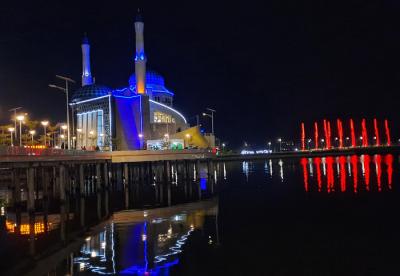 Suasana buka puasa umat muslim di Masjid Amirul Mukminin (masjid terapung) di kawasan Pantai Losari, Makassar, Sulawesi Selatan, Kamis (15/4/2021).