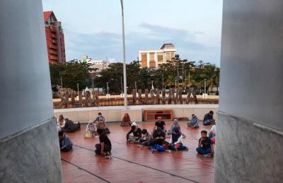Suasana buka puasa umat muslim di Masjid Amirul Mukminin (masjid terapung) di kawasan Pantai Losari, Makassar, Sulawesi Selatan, Kamis (15/4/2021).