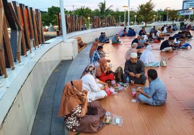 Suasana buka puasa umat muslim di Masjid Amirul Mukminin (masjid terapung) di kawasan Pantai Losari, Makassar, Sulawesi Selatan, Kamis (15/4/2021).