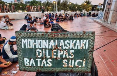 Suasana buka puasa umat muslim di Masjid Amirul Mukminin (masjid terapung) di kawasan Pantai Losari, Makassar, Sulawesi Selatan, Kamis (15/4/2021).