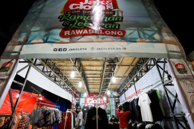 Pengunjung memilih produk baju dan celana di JakCloth 2021 Pop Up Store Ramadan Lebaran di Rawa Belong, Jakarta Barat, Kamis (15/4/2021).