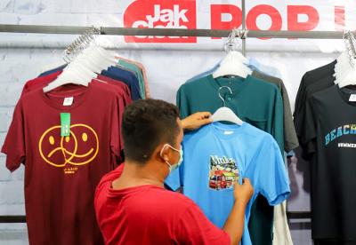 Pengunjung memilih produk baju dan celana di JakCloth 2021 Pop Up Store Ramadan Lebaran di Rawa Belong, Jakarta Barat, Kamis (15/4/2021).