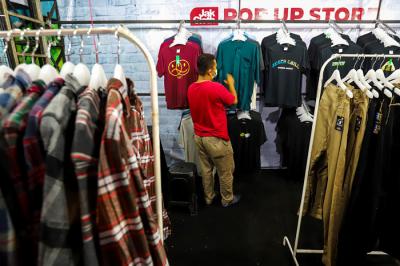 Pengunjung memilih produk baju dan celana di JakCloth 2021 Pop Up Store Ramadan Lebaran di Rawa Belong, Jakarta Barat, Kamis (15/4/2021).