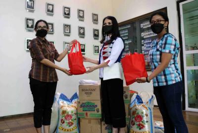 Ketua Umum Kartini Perindo Liliana Tanoesoedibjo memberikan bingkisan disela kunjungan ke Yayasan Vincentius di Jakarta Pusat Kamis (15/4/2021).