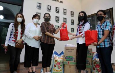 Ketua Umum Kartini Perindo Liliana Tanoesoedibjo memberikan bingkisan disela kunjungan ke Yayasan Vincentius di Jakarta Pusat Kamis (15/4/2021).
