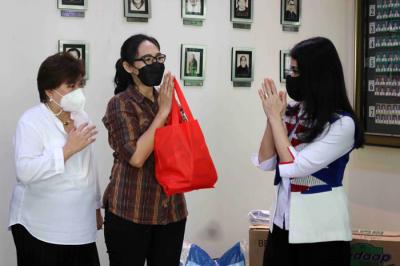 Ketua Umum Kartini Perindo Liliana Tanoesoedibjo memberikan bingkisan disela kunjungan ke Yayasan Vincentius di Jakarta Pusat Kamis (15/4/2021).