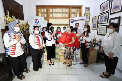 Ketua Umum Kartini Perindo Liliana Tanoesoedibjo menyerahkan bingkisan disela kunjungan ke Yayasan Hati Suci Tanah Abang, Kamis (15/4/2021).