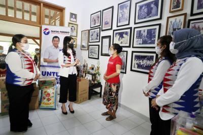 Ketua Umum Kartini Perindo Liliana Tanoesoedibjo menyerahkan bingkisan disela kunjungan ke Yayasan Hati Suci Tanah Abang, Kamis (15/4/2021).