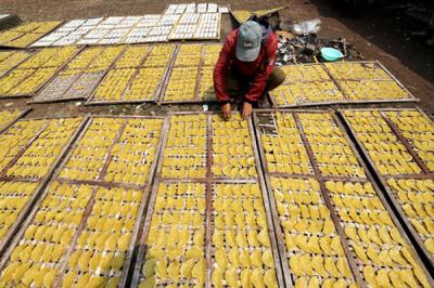 Warga mnjemur kerupuk opak di kawasan Jati Mekar, Kota Bekasi, Jawa Barat, kamis (15/4/2021).