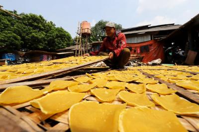 Warga mnjemur kerupuk opak di kawasan Jati Mekar, Kota Bekasi, Jawa Barat, kamis (15/4/2021).