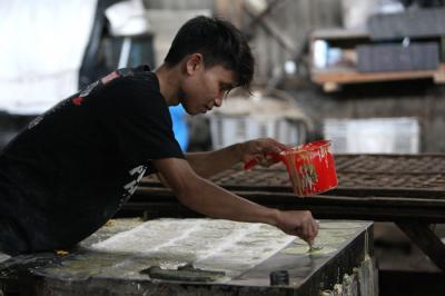Warga mnjemur kerupuk opak di kawasan Jati Mekar, Kota Bekasi, Jawa Barat, kamis (15/4/2021).