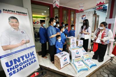 Ketua Umum Kartini Perindo Liliana Tanoesoedibjo menyerahkan bingkisan disela kunjungan ke Yayasan Panti Yatim Indonesia Ciranjang, Jakarta, Kamis (15/4/2021).
