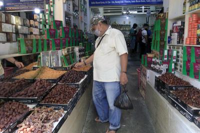 Pedagang menata kurma di Pasar Tanah Abang, Jakarta Pusat, Kamis (15/4/2021).