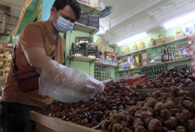 Pedagang menata kurma di Pasar Tanah Abang, Jakarta Pusat, Kamis (15/4/2021).