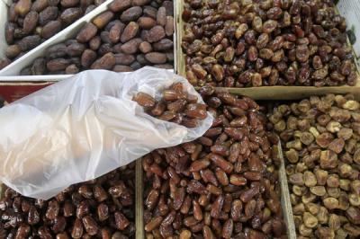 Pedagang menata kurma di Pasar Tanah Abang, Jakarta Pusat, Kamis (15/4/2021).