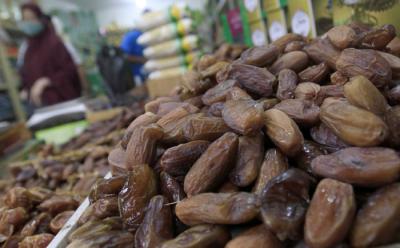 Pedagang menata kurma di Pasar Tanah Abang, Jakarta Pusat, Kamis (15/4/2021).