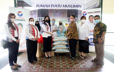 Ketua Umum Kartini Perindo Liliana Tanoesoedibjo menyerahkan bingkisan disela kunjungan Panti Asuhan Muslimin, Jakarta Pusat, Kamis (15/4/2021).