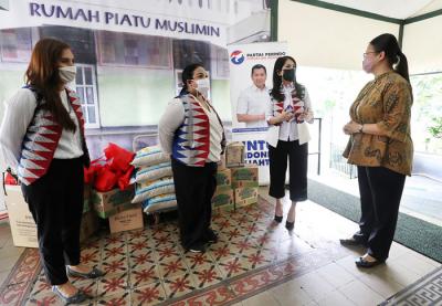 Ketua Umum Kartini Perindo Liliana Tanoesoedibjo menyerahkan bingkisan disela kunjungan Panti Asuhan Muslimin, Jakarta Pusat, Kamis (15/4/2021).
