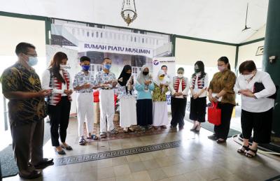 Ketua Umum Kartini Perindo Liliana Tanoesoedibjo menyerahkan bingkisan disela kunjungan Panti Asuhan Muslimin, Jakarta Pusat, Kamis (15/4/2021).