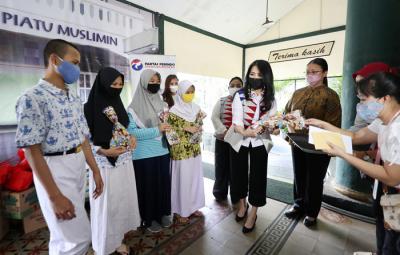Ketua Umum Kartini Perindo Liliana Tanoesoedibjo menyerahkan bingkisan disela kunjungan Panti Asuhan Muslimin, Jakarta Pusat, Kamis (15/4/2021).