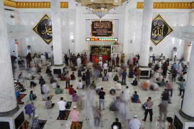 Jamaah melakukan ibadah Shalat Jumat perdana dan tadarus Quran di Masjid Agung Syekh Yusuf, Kabupaten Gowa, Sulawesi Selatan, Jumat (16/4/2021).