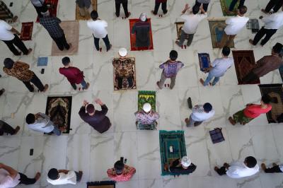 Jamaah melakukan ibadah Shalat Jumat perdana dan tadarus Quran di Masjid Agung Syekh Yusuf, Kabupaten Gowa, Sulawesi Selatan, Jumat (16/4/2021).