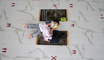 Jamaah melakukan ibadah Shalat Jumat perdana dan tadarus Quran di Masjid Agung Syekh Yusuf, Kabupaten Gowa, Sulawesi Selatan, Jumat (16/4/2021).