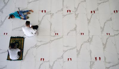 Jamaah melakukan ibadah Shalat Jumat perdana dan tadarus Quran di Masjid Agung Syekh Yusuf, Kabupaten Gowa, Sulawesi Selatan, Jumat (16/4/2021).