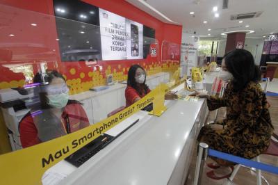 Pelanggan Indosat Ooredoo Saat mengunjungi agent customer service di Gerai Kantor Pusat Indosat Ooredoo, Jakarta, Kamis (15/4/2021).