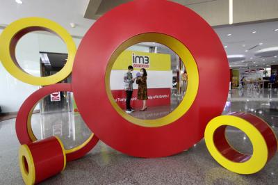 Pelanggan Indosat Ooredoo Saat mengunjungi agent customer service di Gerai Kantor Pusat Indosat Ooredoo, Jakarta, Kamis (15/4/2021).
