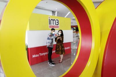 Pelanggan Indosat Ooredoo Saat mengunjungi agent customer service di Gerai Kantor Pusat Indosat Ooredoo, Jakarta, Kamis (15/4/2021).