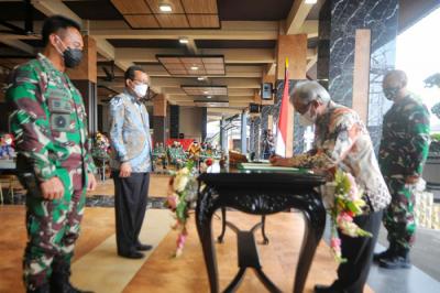 Penandatanganan Perjanjian Kerja Sama Tabungan Wajib Perumahan Angkatan Darat (TWP AD) di Jakarta, Jumat (16/4/2021).