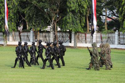 Perayaan kali ini digelar dengan suasana yang lebih sederhana dan tanpa ada atraksi militer dari prajurit Korps Baret Merah.