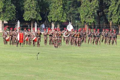 Perayaan kali ini digelar dengan suasana yang lebih sederhana dan tanpa ada atraksi militer dari prajurit Korps Baret Merah.