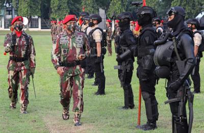 Perayaan kali ini digelar dengan suasana yang lebih sederhana dan tanpa ada atraksi militer dari prajurit Korps Baret Merah.
