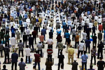 Jemaah melaksanakan shalat Jumat pada minggu pertama bulan suci Ramadan di Masjid Istiqlal, Jakarta, Jumat (16/4/2021).