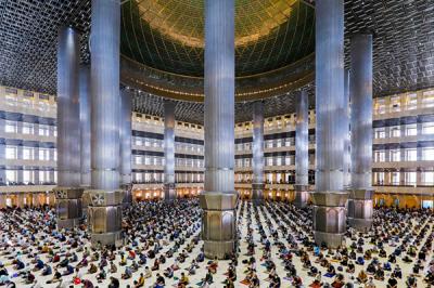 Jemaah melaksanakan shalat Jumat pada minggu pertama bulan suci Ramadan di Masjid Istiqlal, Jakarta, Jumat (16/4/2021).