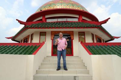 Umat Islam melaksanakan Shalat Jumat pertama pada bulan suci Ramadan di Masjid Babah Alun di samping Gerbang Tol Cilandak Utama, Jakarta, Jumat (16/4/2021).
