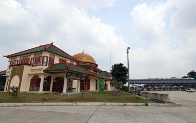 Umat Islam melaksanakan Shalat Jumat pertama pada bulan suci Ramadan di Masjid Babah Alun di samping Gerbang Tol Cilandak Utama, Jakarta, Jumat (16/4/2021).