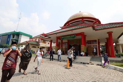 Umat Islam melaksanakan Shalat Jumat pertama pada bulan suci Ramadan di Masjid Babah Alun di samping Gerbang Tol Cilandak Utama, Jakarta, Jumat (16/4/2021).