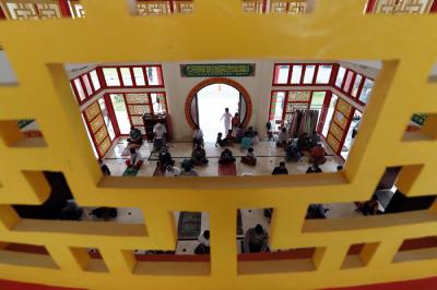 Umat Islam melaksanakan Shalat Jumat pertama pada bulan suci Ramadan di Masjid Babah Alun di samping Gerbang Tol Cilandak Utama, Jakarta, Jumat (16/4/2021).