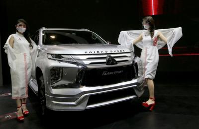 Model berpose didepan Mitsubishi Pajero Sport pada ajang Indonesia International Motor Show (IIMS) Hybrid 2021 di JIExpo, Kemayoran, Jakarta, Kamis (15/4/2021).
