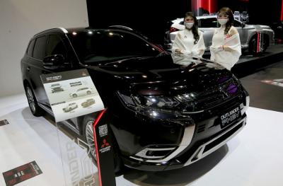 Model berpose didepan Mitsubishi Pajero Sport pada ajang Indonesia International Motor Show (IIMS) Hybrid 2021 di JIExpo, Kemayoran, Jakarta, Kamis (15/4/2021).