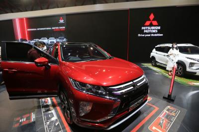 Model berpose didepan Mitsubishi Pajero Sport pada ajang Indonesia International Motor Show (IIMS) Hybrid 2021 di JIExpo, Kemayoran, Jakarta, Kamis (15/4/2021).