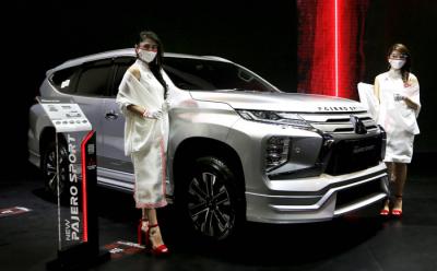 Model berpose didepan Mitsubishi Pajero Sport pada ajang Indonesia International Motor Show (IIMS) Hybrid 2021 di JIExpo, Kemayoran, Jakarta, Kamis (15/4/2021).