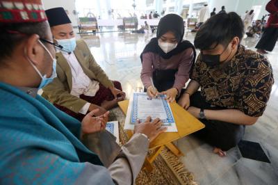 Dua mualaf mengikuti proses masuk Islam dengan mengucapkan dua kalimat syahadat usai Shalat Jumat di Masjid Al-Akbar Surabaya, Jawa Timur, Jumat (16/4/2021)