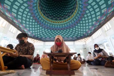 Dua mualaf mengikuti proses masuk Islam dengan mengucapkan dua kalimat syahadat usai Shalat Jumat di Masjid Al-Akbar Surabaya, Jawa Timur, Jumat (16/4/2021)