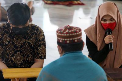 Dua mualaf mengikuti proses masuk Islam dengan mengucapkan dua kalimat syahadat usai Shalat Jumat di Masjid Al-Akbar Surabaya, Jawa Timur, Jumat (16/4/2021)