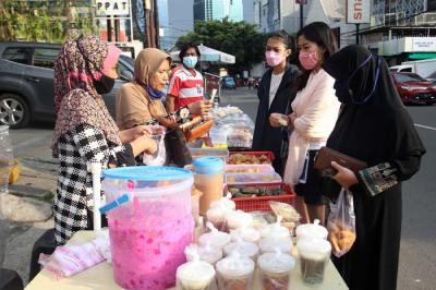 Pedagang melayani pembeli makanan untuk berbuka puasa di Pasar Takjil Benhil, Jakarta, Jumat (16/4/21).