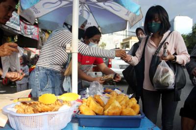 Pedagang melayani pembeli makanan untuk berbuka puasa di Pasar Takjil Benhil, Jakarta, Jumat (16/4/21).